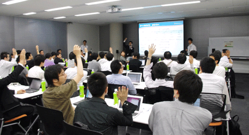「上位プラン利用者は？」との質問に応える会場の皆さま。約半数くらいでした